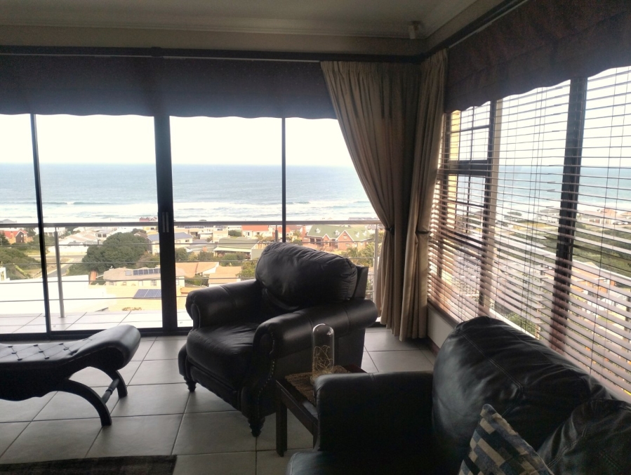 To Let 4 Bedroom Property for Rent in Outeniqua Strand Western Cape